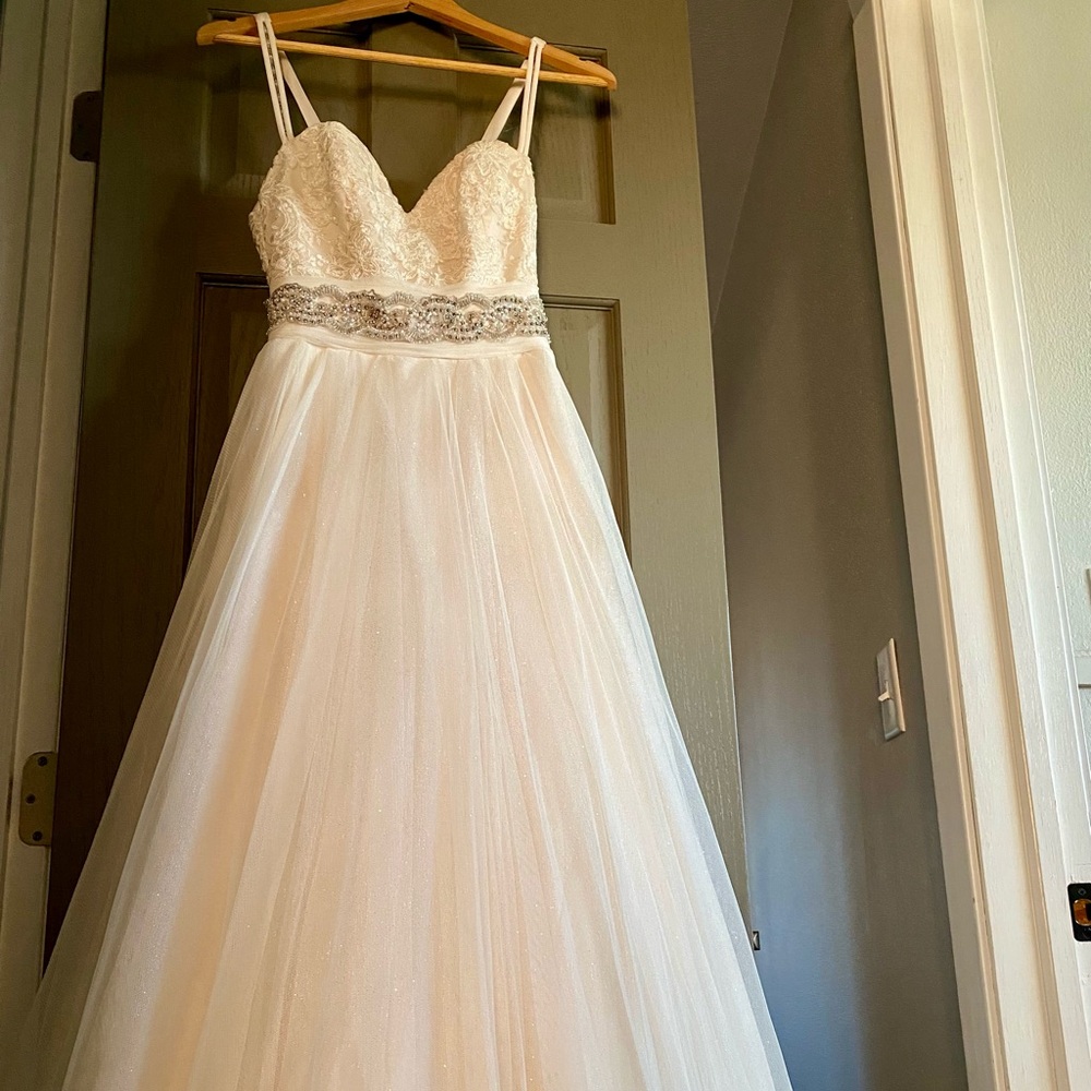 Elegant Cream Bridal Gown with Lace Bodice